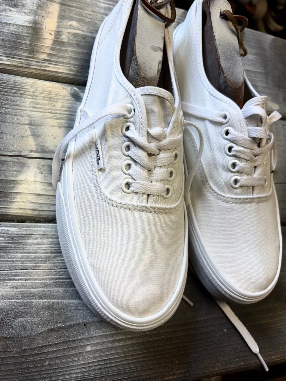 White Vans sneakers #skateboarding #classic size women’s 10 good condition